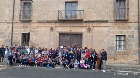 Foto del alumnado participante en el proyecto en el exterior del Monasterio de Irache,