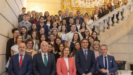 Los beneficiarios del programa de becas con la vicerrectora de Desarrollo de la Universidad de Navarra, Isabel Olloqui, y el presidente de Caja Rural de Navarra, Ignacio Terés / Manuel Castells