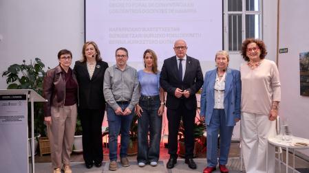 De izquierda a derecha: la presidenta del Consejo Escolar de Navarra, Alicia Ruiz; la psicoterapeuta y profesora de la UPNA Olatz Ormaetxea; el director del Servicio de Inclusión, Igualdad y Convivencia, Miguel Juan Ibáñez; la jefa de la Sección de Igualdad y Convivencia, Itziar Irazabal; el consejero Gimeno; la catedrática Maite Garaigordobil; y la consejera Maeztu