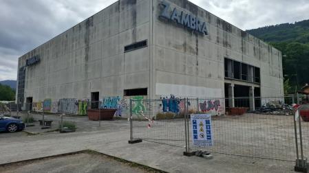 Un perímetro de seguridad rodea el edifico que será objeto de demolición.