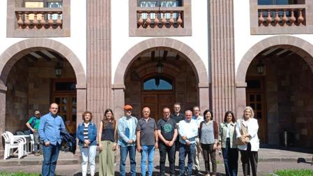 Autoridades locales y miembros de la comisión parlamentaria de Derechos Sociales.