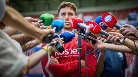 Kike Barja ha comparecido ante los medios de comunicación a pie de césped en el estadio de El Sadar