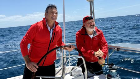 Ramón Zoraquiain y Joseba Altuna, a bordo del velero Urola.