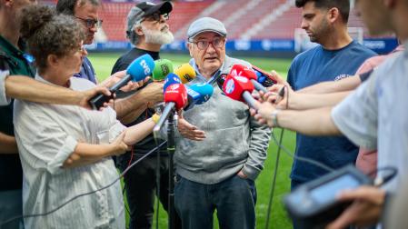Luis Sabalza, atendiendo a los medios de comunicación en el estadio de El Sadar