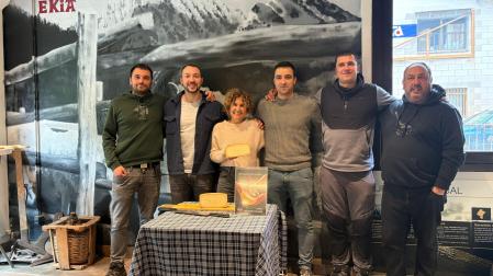 De izquierda a derecha: Mikel Galetx, Julen Garjon, Malen Sarasua (técnica de Esneki Zentroa), Beñat Alastuey, Eneko Marko y Sergio Tapia (trabajador de Ekia)