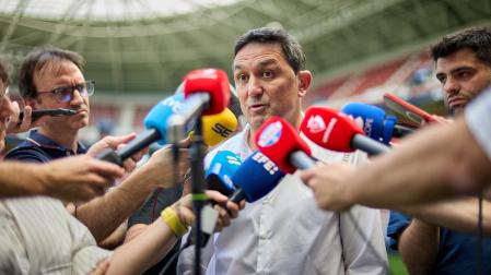 Braulio Vázquez, atendiendo a los medios de comunicación en El Sadar