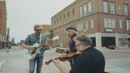 Mike Inverno (izquierda) y Jimmy Barnatán (con sombrero) tocan una canción junto a un músico local en Sal & Dean. Tras los pasos de Kerouac