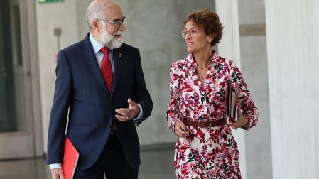 Fernando Domínguez y María Chvite llegaron juntos a la comisión del Parlamento foral