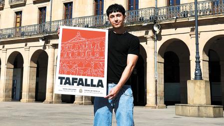 Juan Aznar Pascual sostiene el cartel ganador frente al ayuntamiento que él también ha reflejado