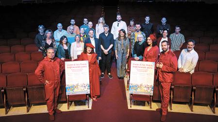 Los artistas y los actores, así como representantes de las entidades implicadas, posaron ayer en el Gayarre, junto a los carteles sobre el ‘Cuento de San Fermin’