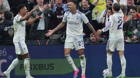 Rogers (Aston Villa) celebra el gol con sus compañeros