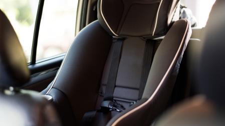Imagen de archivo de la silleta de un bebé en un coche