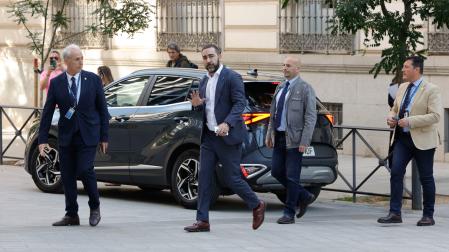 El comisionista imputado Víctor de Aldama (c) llega a la Audiencia Nacional este jueves para prestar declaración ante el juez Ismael Moreno