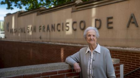 La religiosa Micaela Gárriz Burgui (Aoiz, 1938), delante del Hospital Universitario San Francico de Asís, en Madrid, del que es presidenta del consejo de administración.