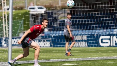 Jorge Herrando cabecea el esférico durante el entrenamiento de este jueves