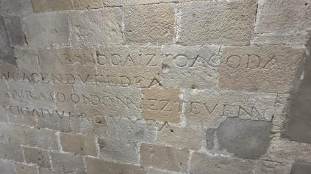 Fragmento de la inscripción encontrada en la pared de la parroquia de Alsasua.