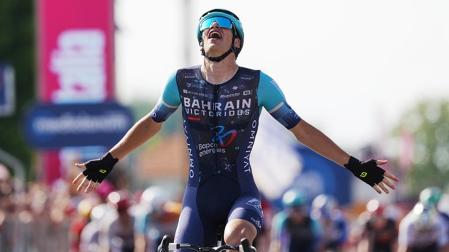 Alec Segaert celebra el triunfo tras entrar en solitario en la meta de Novi Ligure
