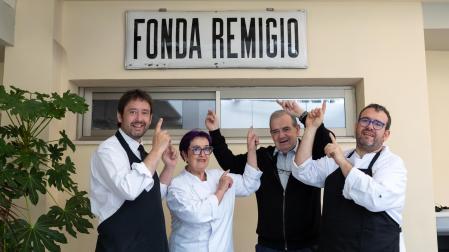 AEn el centro, el matrimonio propietario del Hotel Restaurante Remigio de Tudela formado por Ana Carmen Irala Barbería y Luis Salcedo Zabalza ‘Pichurri’, junto a sus hijos Juan Salcedo Irala -a la izquierda-, quien ejerce como sumiller; y el chef Luis Salcedo Irala -a la derecha-, bajo el antiguo letrero de porcelana que lució en el local a principios del siglo XX