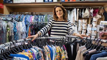 Rosa Azcona Salcedo, en su tienda de ropa Canela situada en la calle Concarera de Tudela