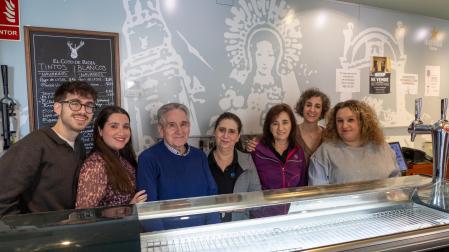 De izquierda a derecha: Víctor y Ana Casales Ostiz; sus padres Jesús Casales Sainz y Fabiola Ostiz Sáenz; Cristina Ibáñez Navascués; y las hermanas Laura y Raquel Lagunas Casales, tras la barra del bar Mi Bar de Tudela, ubicado en la plaza de la Judería