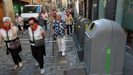 A la derecha, uno de los nuevos cubos para vidrio, en la calle Estafeta, en una imagen tomada este 21 de mayo.