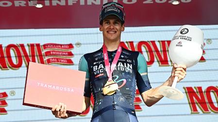 El belga Alec Segaert en el podio tras lograr la victoria en la etapa del Giro este jueves 21 de mayo