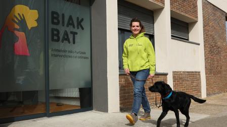 Nerea Gilabert Alzórriz pasea con uno de los canes del programa de Biak Bat, de Alsasua