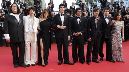 Carlos González, Milo Quifes, Penélope Cruz, Javier Calvo, Javier Ambrossi, Álvaro Lafuente, Miguel Bernardeau y Lola Dueñas, en la premiere de 'La bola negra' en Cannes