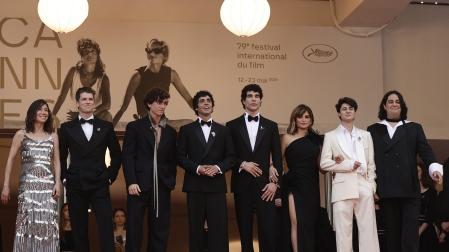 Lola Duenas, Miguel Bernardeau, Guitarricadelafuente, Javier Ambrossi, Penélope Cruz, Javier Calvo, Milo Quifes y el navarro Carlos González, este jueves en Cannes