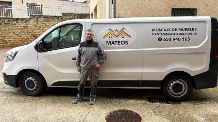 José Antonio Mateos junto a su furgoneta