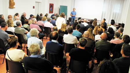 La sala parroquial se llenó con las alrededor de cien personas que acudieron a la sesión participativa