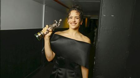 Rosalía posa con el premio a la Compositora Internacional del Año durante la entrega de los premios Ivors