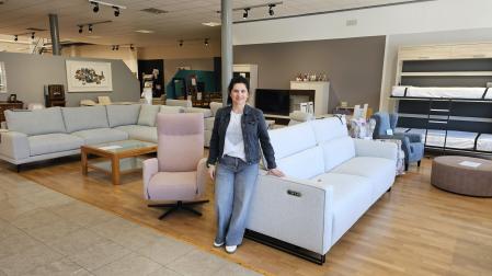 Maite Alzorriz Pérez, en su local de venta de muebles