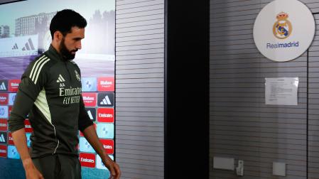 El entrenador del Real Madrid, Álvaro Arbeloa, durante la rueda de prensa ofrecida previa al entrenamiento que el equipo realiza este viernes en la Ciudad Deportiva de Valdebebas,