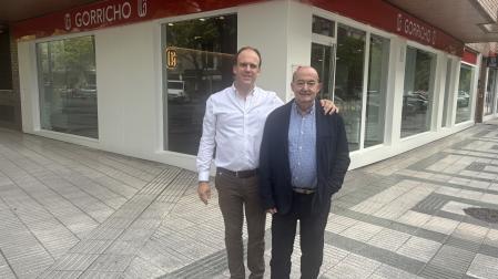 Mikel Gorricho, tercera generación de la marca, junto a su padre Carlos Gorricho, frente a la nueva tienda de descanso en la calle Esquíroz.COLCHONERÍA GORRICHO