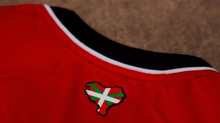 Detalle de la nueva camiseta del Athletic con el mapa de Euskal Herria junto con una ikurriña