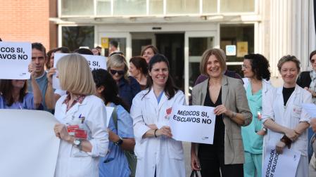 Médicos concentrados en el centro de consultas Príncipe de Viana.