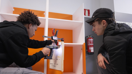 Los estudiantes trabajando en el centro de enseñanza