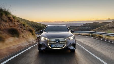 xx Exterieur: AMG Line Plus; lavender silver;Mercedes-Benz C 400 4MATIC elektrisch | Energieverbrauch kombiniert: 18,5-14,1 kWh / 100 km | CO2-Emissionen kombiniert: 0 g/km | CO2-Klasse: A*The all-new Mercedes-Benz C 400 4MATIC electric. Mercedes-Benz C 400 4MATIC electric | Combined energy consumption:18.5–14.1 kWh/100 km | Combined CO₂ emissions: 0 g/km | CO₂ class: A Exterior: AMG Line Plus; lavender silver;Mercedes-Benz C 400 4MATIC electric | Combined energy consumption: 18.5–14.1 kWh/100 km | Combined CO₂ emissions: 0 g/km | CO₂ class: A*
