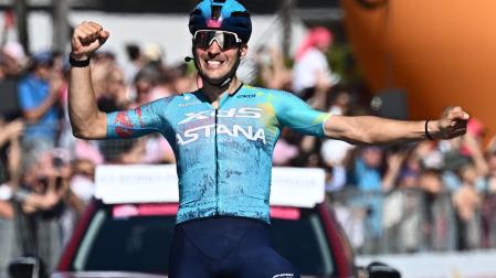 Alberto Bettiol celebra su triunfo en la decimotercera etapa del Giro 2026