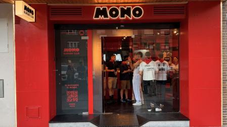 Imagen de varios asistentes a la inauguración de la nueva hamburguesería 'Mono Burger' en Pamplona