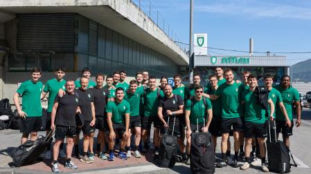 La primera plantilla masculina de Anaitasuna, en la salida hacia la fase de ascenso a Liga Asobal que afrontan desde este sábado 23 en Puerto Sagunto.