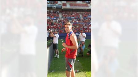 El capitán Kike Barja, en el momento de dirigirse al público