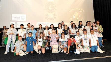 Participantes en el concurso de spelling con la ganadora, Jasmina María Pogan, en el centro con vestido de rayas
