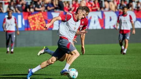 Aimar Oroz trata de desbordar a Lucas Torró durante el entrenamiento a puerta abierta en El Sadar