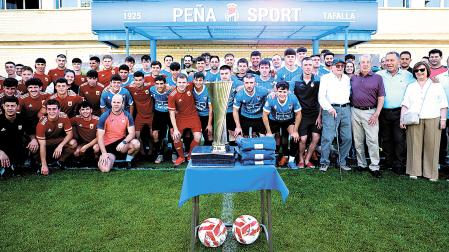 FOTO DE FAMILIA. La selección navarra y la Peña Sport, además de miembros del club azulón y Rafa del Amo (FNF) se hicieron una foto conjunta