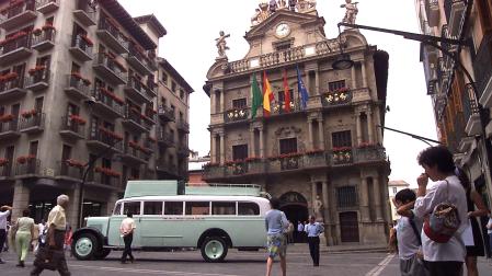 El primer autobús que cubrió la ruta entre Pamplona y San Sebastián en 1926, en la plaza del Ayuntamiento de Pamplona, en una imagen de 1926.