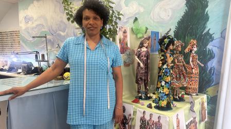 La modista Lourdes Angulo en su taller de arreglos de Estella.
