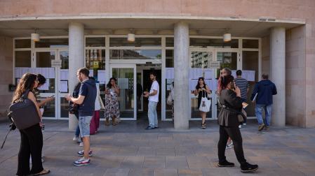 Algunos de los opositores, este sábado por la mañana en el acceso a la Facultad de Ciencias de la Salud de la UPNA, en Pamplona