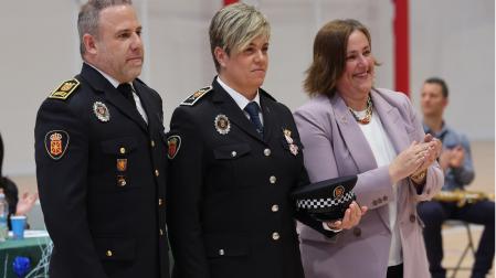 Rodrigo García de Galdiano, jefe saliente; Leyre Ortega, quien le relevará en el cargo; y la alcaldesa de Estella, Marta Ruiz de Alda, en la fiesta de las policías locales